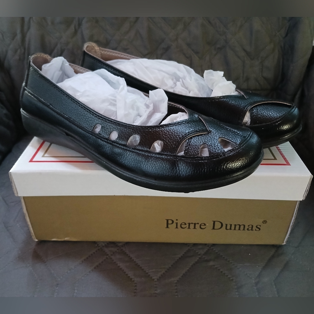 Womens Black Slip-on Flats NWT